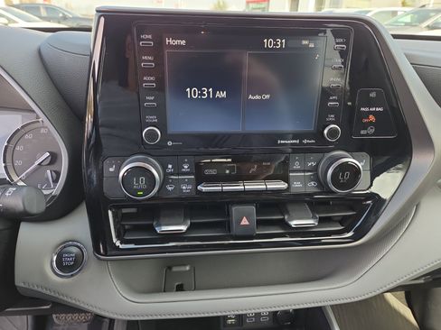 Used 2022 Toyota Highlander XLE image 24