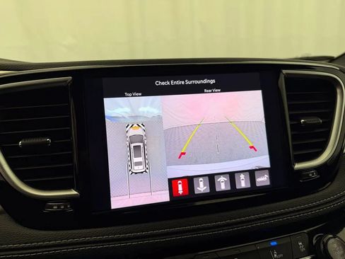 Used 2021 Chrysler Pacifica Limited w/ Uconnect Theater Family Group FWD image 21