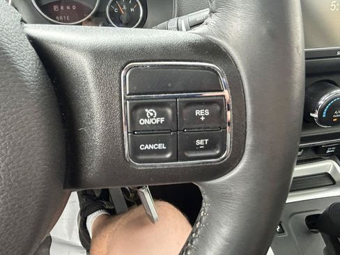 Used 2014 Jeep Compass Latitude FWD image 20