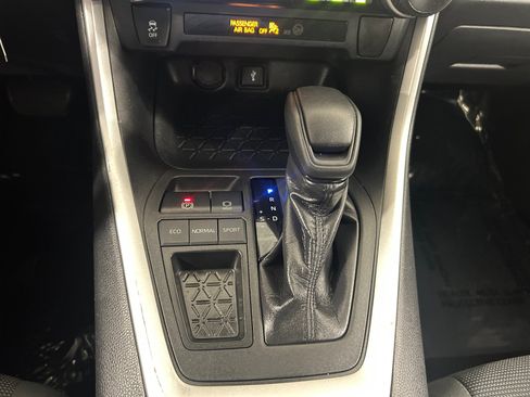 Used 2020 Toyota RAV4 LE FWD image 17