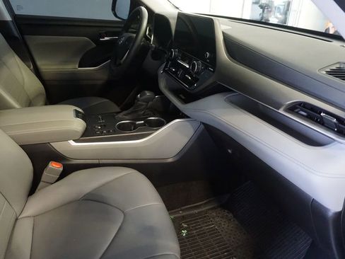 Used 2023 Toyota Highlander XLE AWD/4WD image 19