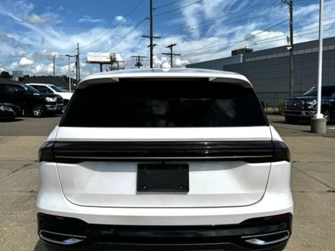Used 2025 Lincoln Nautilus Premier AWD/4WD image 5