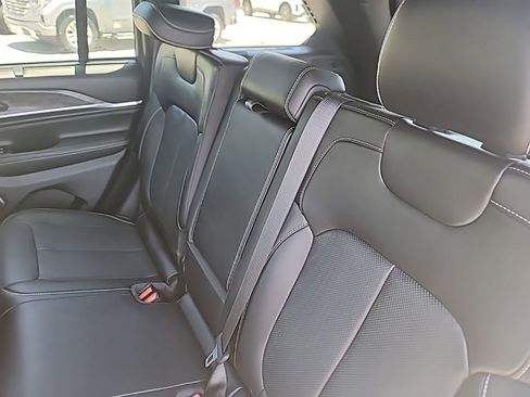 Used 2023 Jeep Grand Cherokee Overland w/ Luxury Tech Group IV RWD image 12