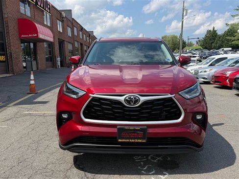 Used 2021 Toyota Highlander XLE AWD/4WD image 2