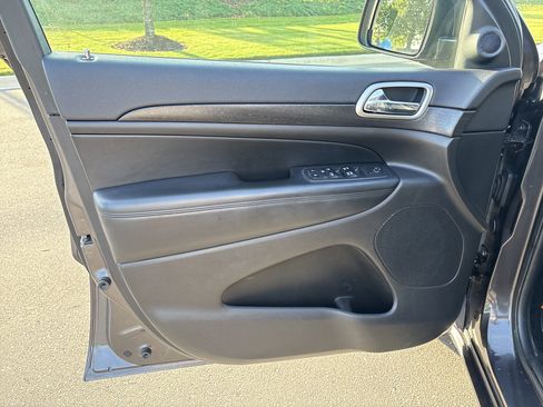 Used 2017 Jeep Grand Cherokee Altitude RWD image 15