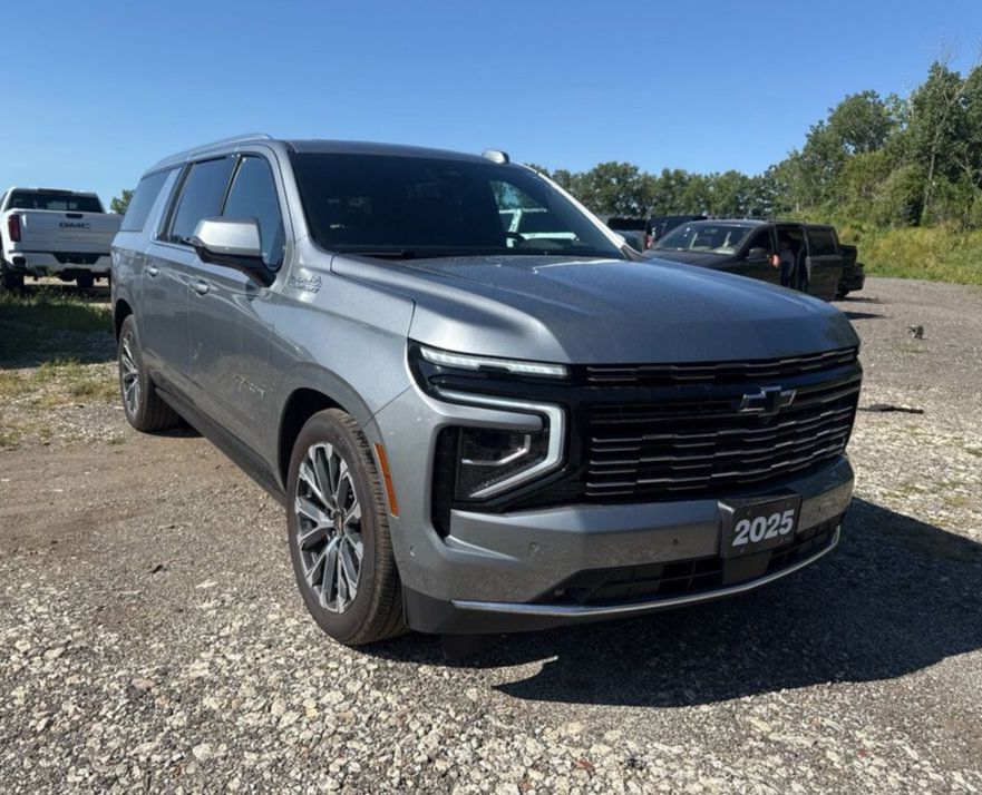 Used 2025 Chevrolet Suburban High Country AWD/4WD image 8