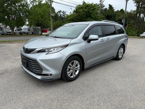 Used 2021 Toyota Sienna Limited AWD/4WD image 3