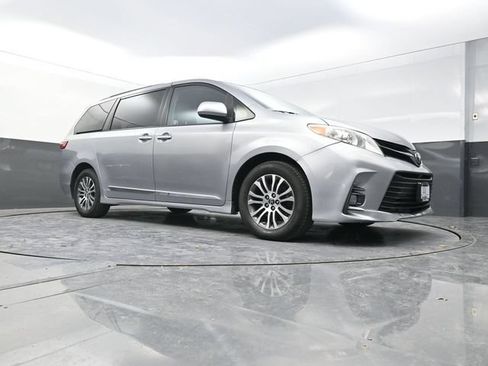 Used 2018 Toyota Sienna XLE FWD image 28