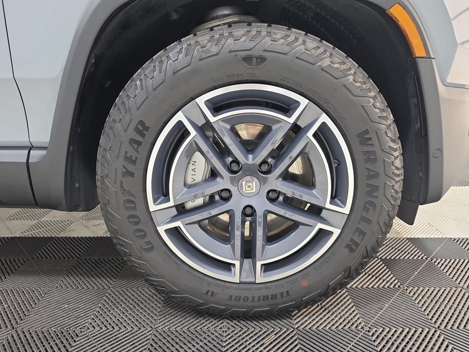 Used 2025 Rivian R1S Adventure Dual AWD/4WD image 11
