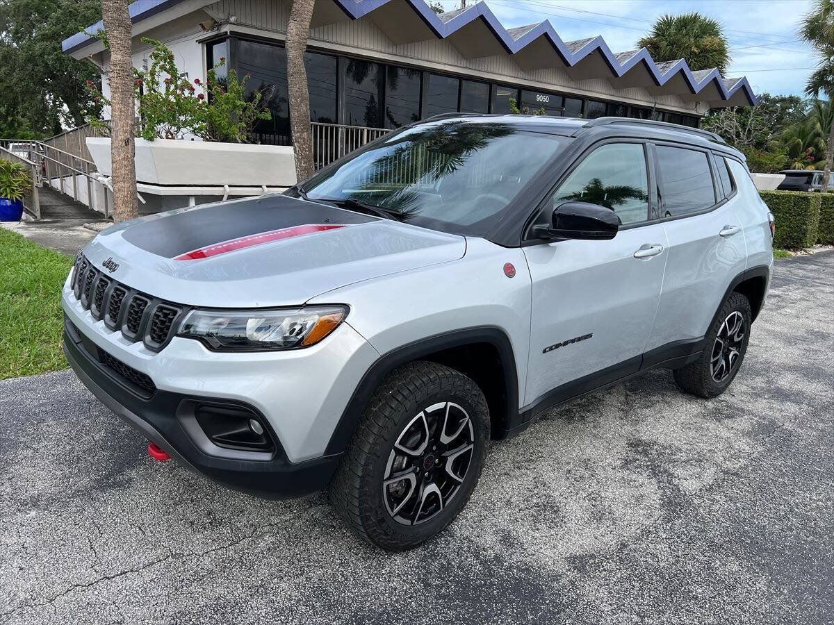Used 2025 Jeep Compass Trailhawk AWD/4WD image 2