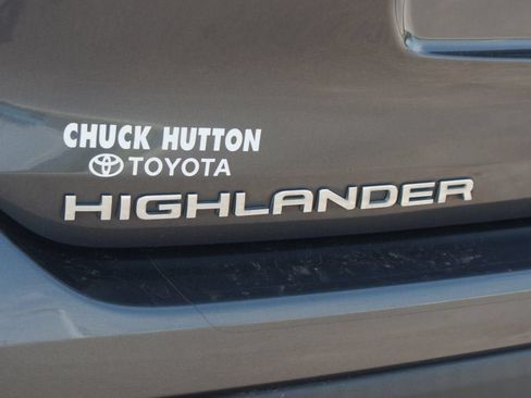 Used 2021 Toyota Highlander XLE AWD/4WD image 21