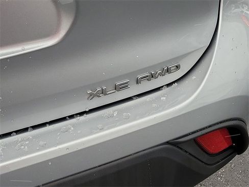 Used 2022 Toyota Highlander XLE image 11