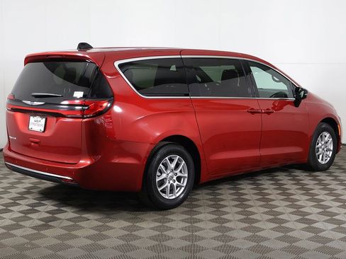 Used 2025 Chrysler Pacifica Select FWD image 11
