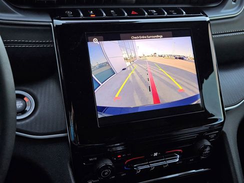 New 2025 Jeep Grand Cherokee L Laredo image 19