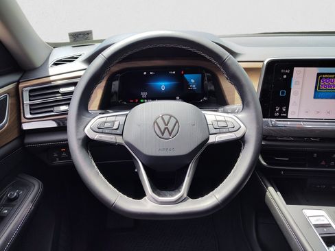 Used 2025 Volkswagen Atlas SE FWD image 14