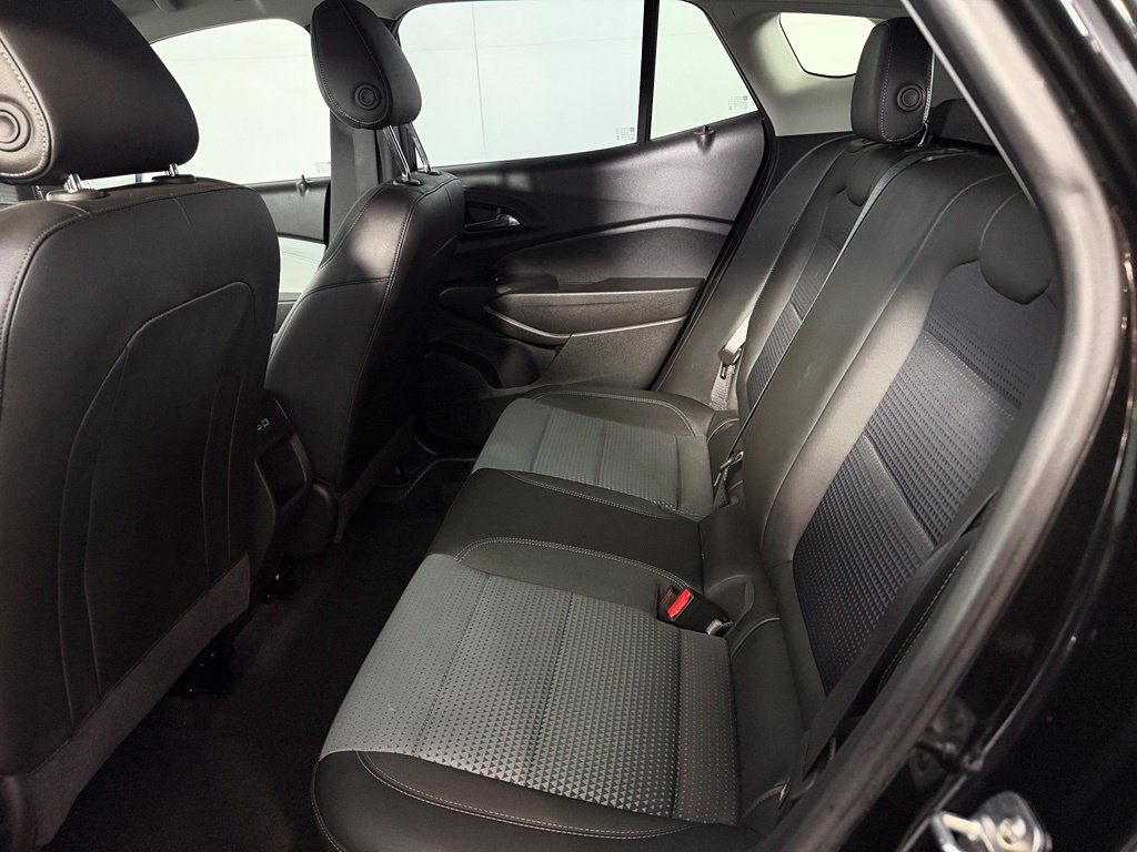 Used 2025 Chevrolet Trax LT FWD image 17