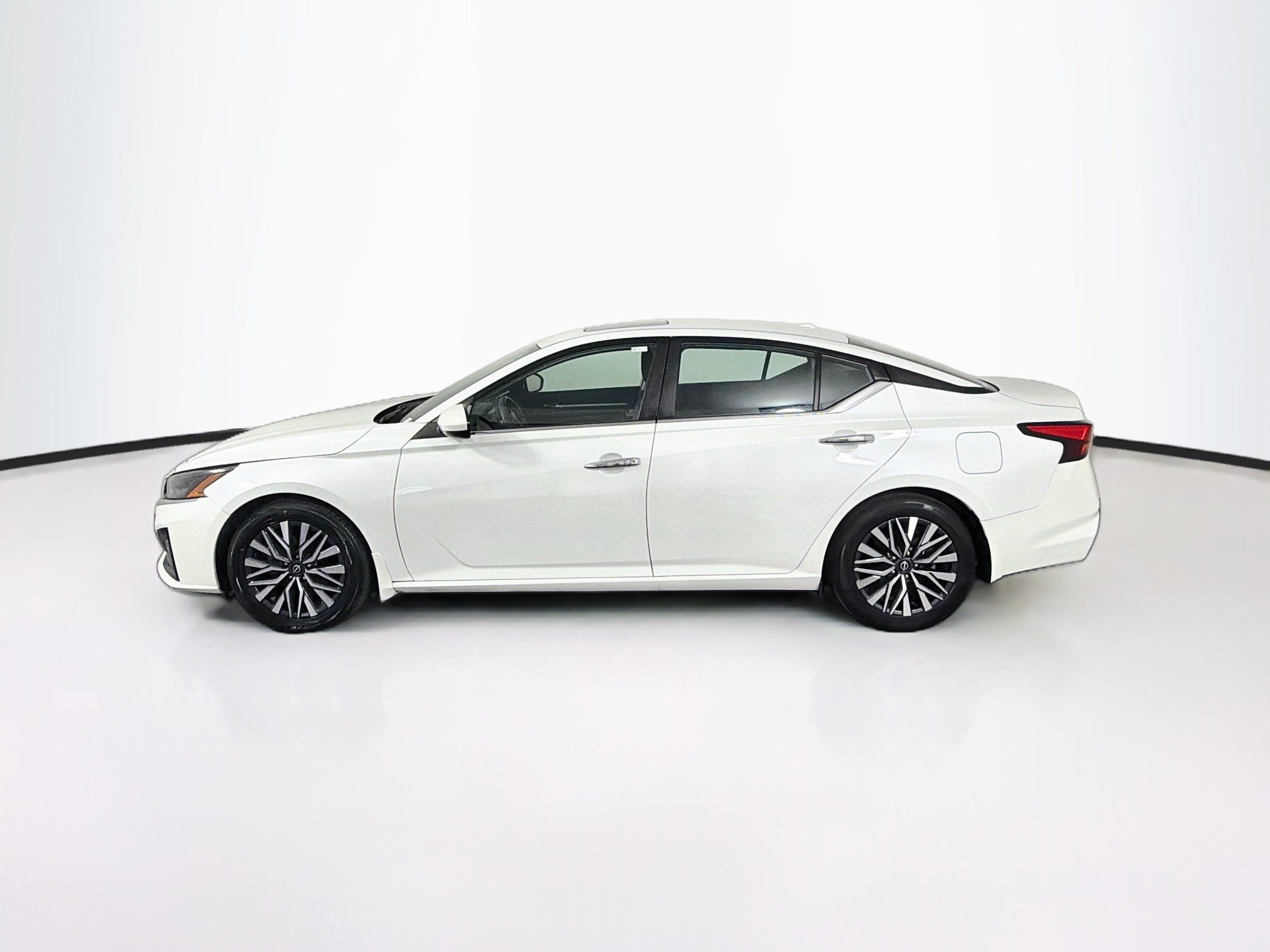 Used 2023 Nissan Altima 2.5 SV w/ SV Premium Package FWD image 4