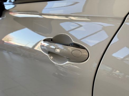 Used 2023 Bentley Flying Spur Plug-In Hybrid image 23