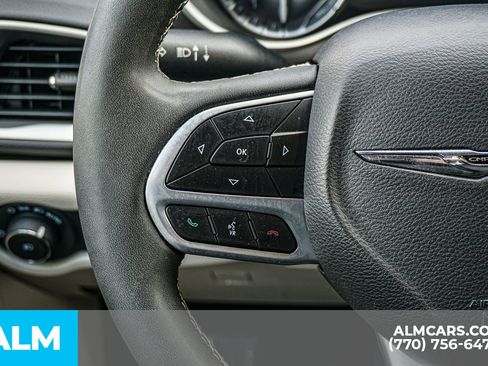 Used 2024 Chrysler Pacifica Touring-L FWD image 31