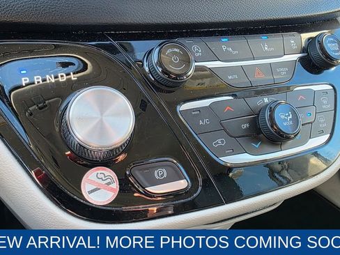 Used 2023 Chrysler Pacifica Touring-L image 19