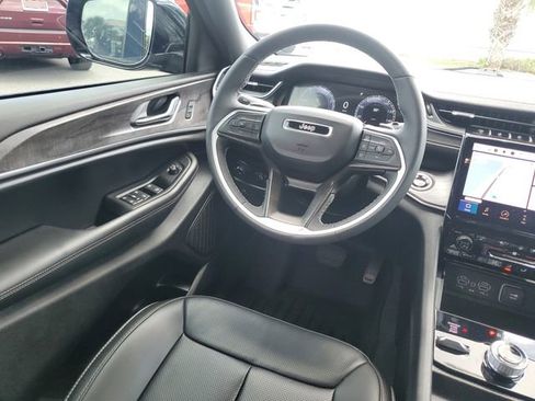 Used 2025 Jeep Grand Cherokee Limited w/ Luxury Tech Group II image 11