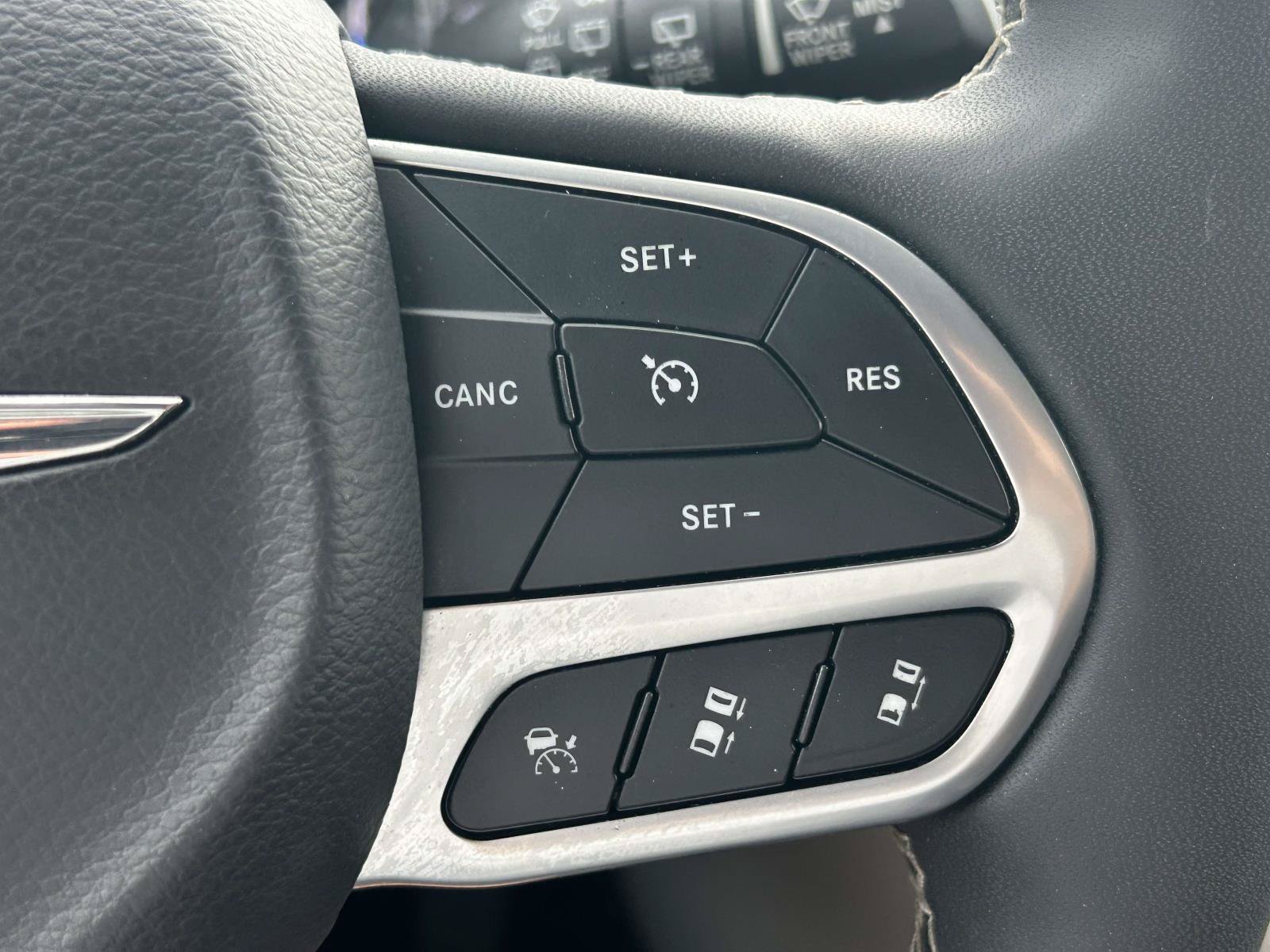 Used 2023 Chrysler Pacifica Touring-L FWD image 22
