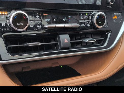 Used 2025 Toyota Highlander Platinum image 26