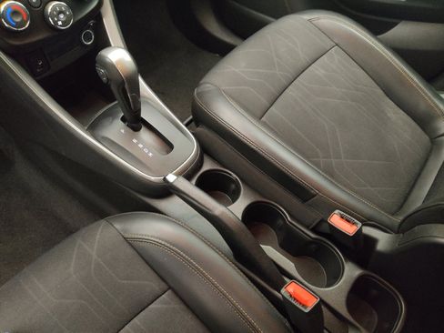 Used 2021 Chevrolet Trax LT w/ LT Convenience Package image 26