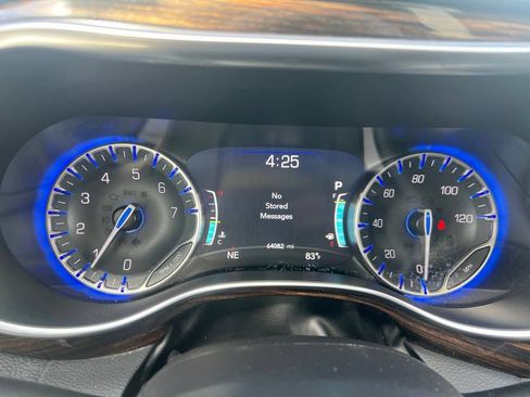 Certified 2023 Chrysler Pacifica Limited FWD image 38