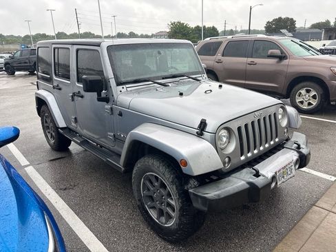 Used 2018 Jeep Wrangler Unlimited Sahara w/ Connectivity Group AWD/4WD image 2