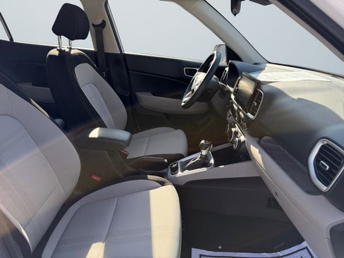 Certified 2025 Hyundai Venue SEL image 18