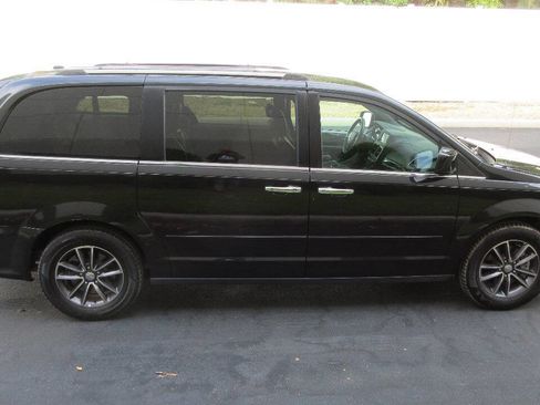 Used 2017 Dodge Grand Caravan SXT FWD image 6
