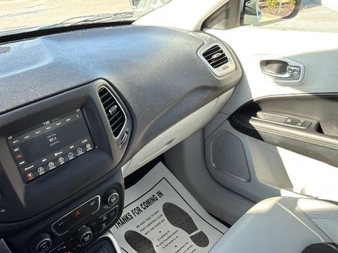 Used 2019 Jeep Compass Latitude FWD image 24