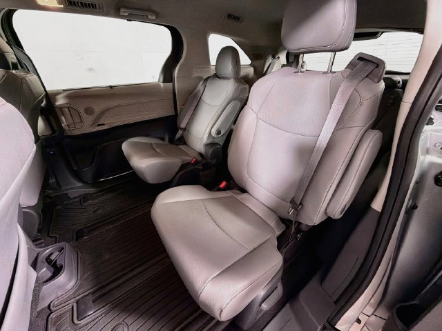 Used 2022 Toyota Sienna XLE w/ XLE Plus Package FWD image 33