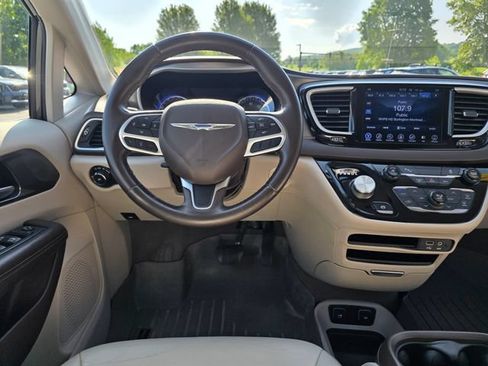 Used 2017 Chrysler Pacifica Touring-L w/ Tire & Wheel Group FWD image 21