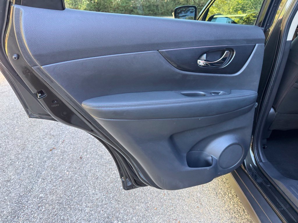 Used 2017 Nissan Rogue SV AWD/4WD image 20