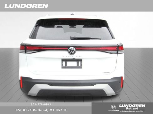 Used 2025 Volkswagen Tiguan SE w/ Panoramic Sunroof Package AWD/4WD image 6