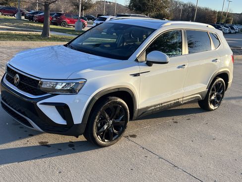 Certified 2024 Volkswagen Taos SE image 5