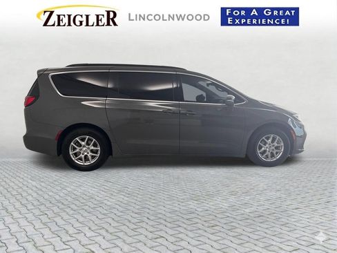 Used 2022 Chrysler Pacifica Touring-L FWD image 7
