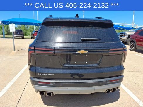 Used 2025 Chevrolet Traverse LT FWD image 17