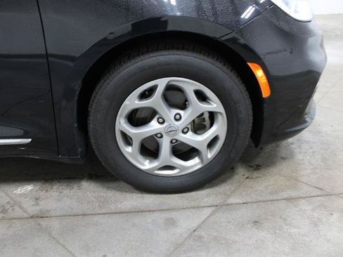Used 2023 Chrysler Pacifica Limited FWD image 38