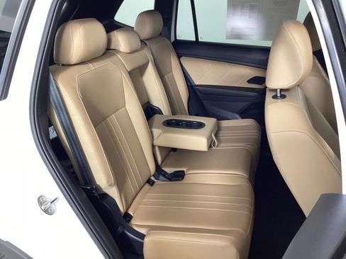 Used 2024 Volkswagen Tiguan SE w/ Panoramic Sunroof Package AWD/4WD image 33