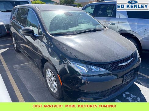 Used 2023 Chrysler Voyager LX FWD image 1