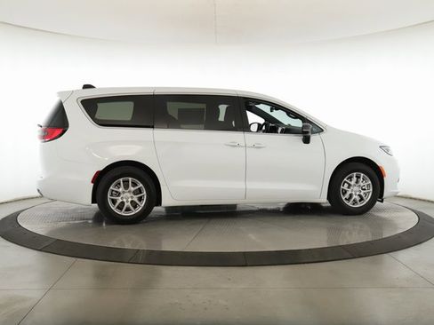 New 2026 Chrysler Pacifica Select image 6