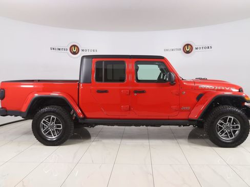 Used 2025 Jeep Gladiator Mojave image 2