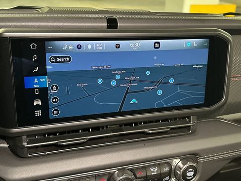 Used 2025 Jeep Wrangler Unlimited Rubicon w/ Technology Group image 18