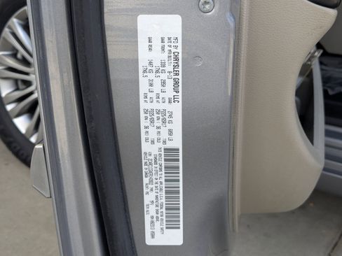 Used 2014 Chrysler Town & Country Touring-L w/ Driver Convenience Group image 30