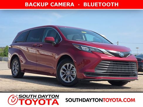 Used 2024 Toyota Sienna LE FWD image 1