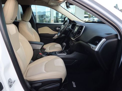 Used 2017 Jeep Cherokee Sport image 16