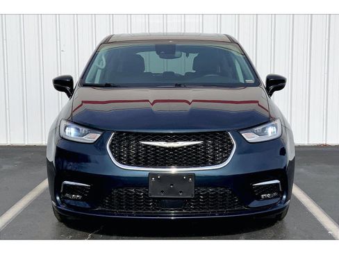 Used 2024 Chrysler Pacifica Touring-L image 3